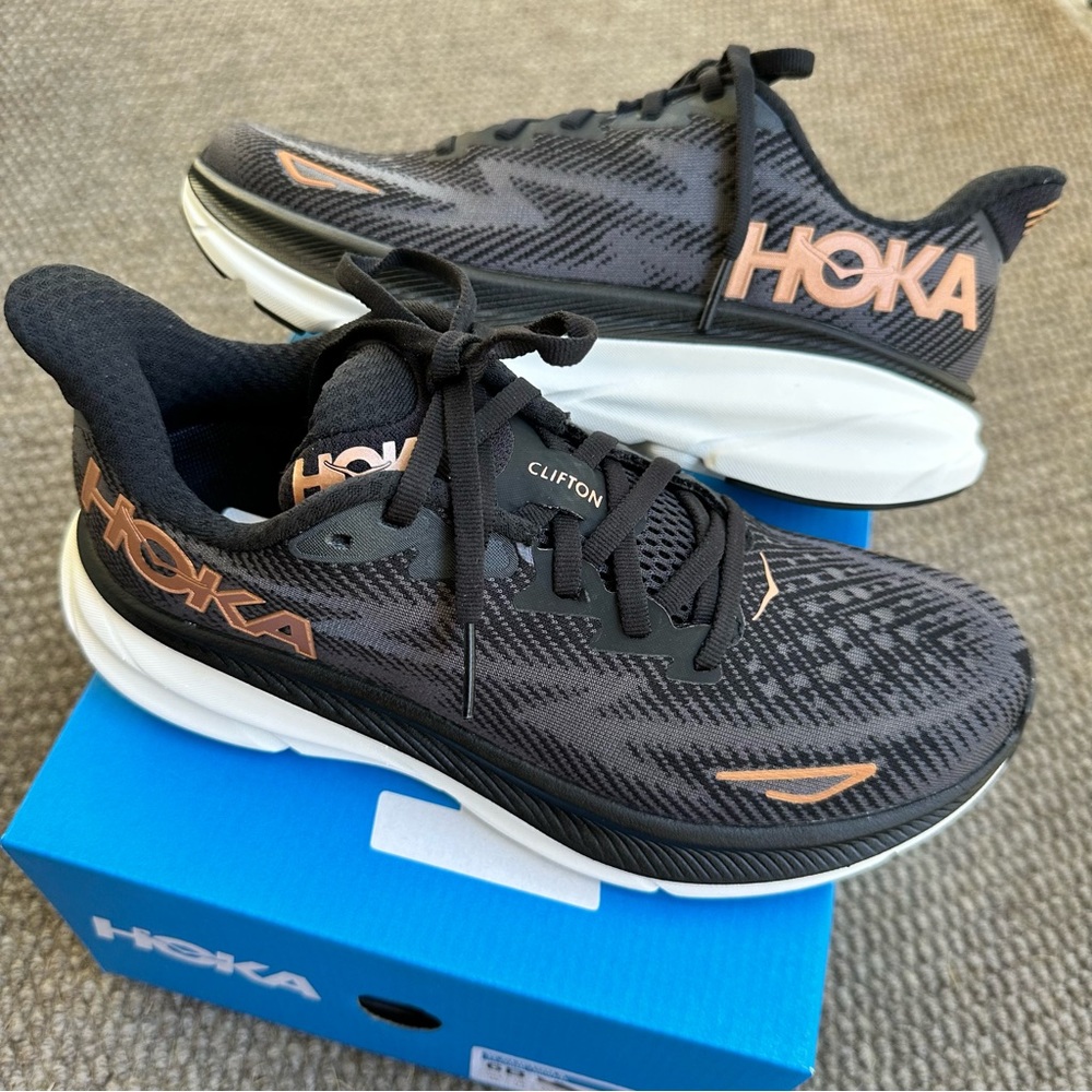 🚨New/Unworn HOKA Clifton 9 Women’s size 6 in Black/Copper